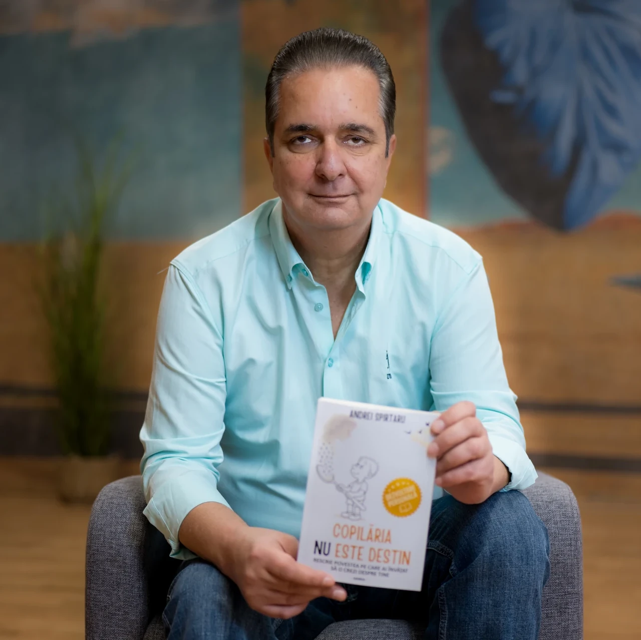 Andrei Spirtaru cu volumul „Copilăria nu este destin”